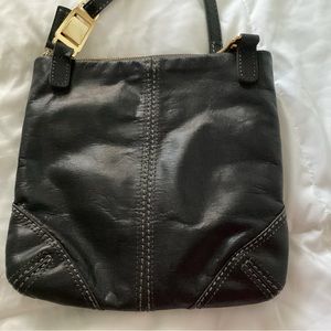 Adjustable strap shoulder handbag